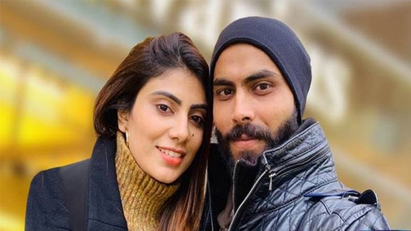 रीवा सोलंकी
भारतीय ऑलराउंडर रवींद्र जडेजा की वाइफ रीवा सोलंकी ने एटमिया इंस्टीट्यूट ऑफ टेक्नोलॉजी एंड साइंस, राजकोट से रीवा ने मैकेनिकल इंजीनियरिंग किया है।
