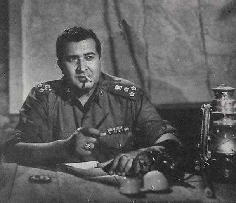 Jayant was born to a Pashtun family in Peshawar. His real name is Zakaria Khan. He was rechristened by producer-director Vijay Bhatt and came to be known as Jayant. He is also the father of popular actor Amjad Khan.