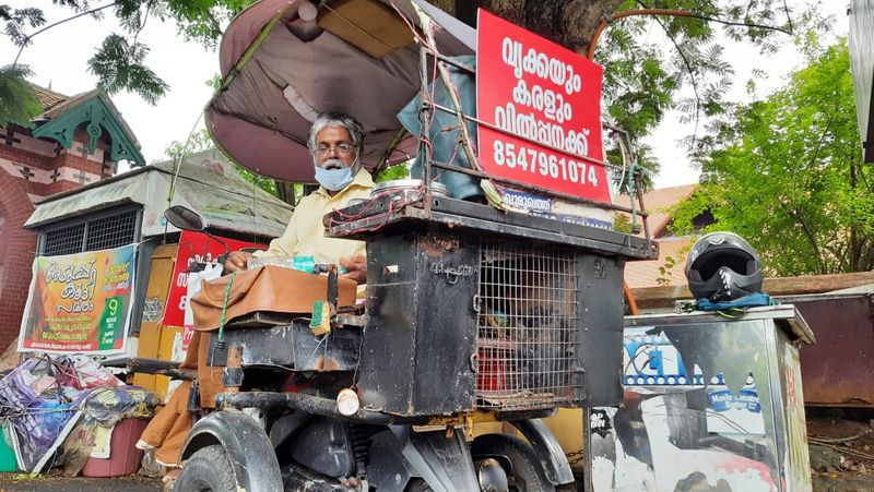 ഒരു ദിവസത്തിന്റെ ഭാരം ഒഴിച്ച് വെക്കാനായി ശംഖുമുഖത്തെത്തുന്ന സന്ദര്ശകര്ക്ക് മുന്നില് ഒരായുസ്സിന്റെ ഭാരവും പേറിയാണ് റൊണാള്ഡ് പാടിയിരുന്നത്. സുഖവും ദുഃഖവും പ്രണയുവും വിരഹവും... അങ്ങനെ ജീവിതത്തിലെ എല്ലാ ഭാവങ്ങളും അദ്ദേഹം തന്റെ കേള്വിക്കാര്ക്കായി പങ്കുവച്ചു.
