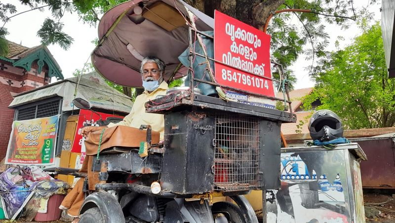 ആശയും നിരാശയും ശബ്ദങ്ങളില് അടക്കി. കേള്വിക്കാര് സന്തോഷത്തോടെ നല്കിയിരുന്ന നാണയത്തുട്ടുകളില് അദ്ദേഹം തന്റെ ജീവിതം കൊരുത്തു. എന്നാല്, രോഗവ്യാപനത്തിന് പുറകെ, നാടും നഗരവും അടച്ച് പൂട്ടലിലേക്ക് നീങ്ങിയതോടെ എല്ലാം നിശ്ചലമായി. ശംഖുമുഖവും.
