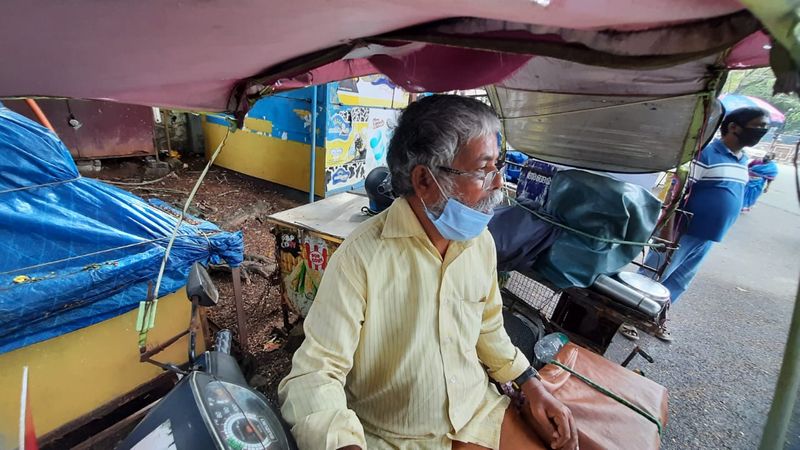 തൊട്ട് പുറകെ കടലേറ്റത്തില് ഇനിയീ ഭൂമിയിലേക്കൊരു തിരിച്ച് വരവില്ലെന്ന് പറഞ്ഞ് ശംഖുമുഖത്തെ മണല്ത്തരികളും കടലിനോടൊപ്പം കരയിറങ്ങിപ്പോയി. 'ദുഃഖങ്ങള് കടല് പോലെ'യെന്ന് ജീവിതം കൊണ്ട് റൊണാള്ഡ് പറയുന്നു.
