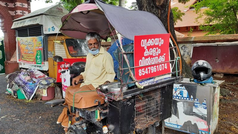 തിരയ്ക്ക് പുറകെ മറുതിര, പിന്നെയും പിന്നെയും അണമുറിയാത്ത തിരകള്. ആ തിരകളില് ഇല്ലാതായത് ശംഖുമുഖത്തെ പാട്ടൊഴുകിയ സന്ധ്യകള് മാത്രമായിരുന്നില്ല. റൊണാള്ഡിനെ പോലെയുള്ള അനേകം ജീവിതങ്ങള് കൂടിയായിരുന്നു. ശംഖുമുഖത്തേക്കുള്ള സന്ദര്ശകരുടെ വരവുകളും നിന്നു. റൊണാള്ഡിനെ പോലെ ജീവിതത്തിലേക്ക് പിടിച്ച് കയറാന് കടലേക്കിട്ട 'ചൂണ്ടക്കൊളുത്തുകള്' ഒഴിഞ്ഞു തന്നെയിരുന്നു.
