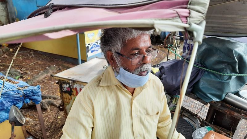 പൊട്ടിയ കമ്പികള് ചേര്ത്ത് കെട്ടി അദ്ദേഹം പാടി.
'... ഒറ്റക്കമ്പി നാദം മാത്രം മൂളും വീണാ ഗാനം ഞാന്... '
