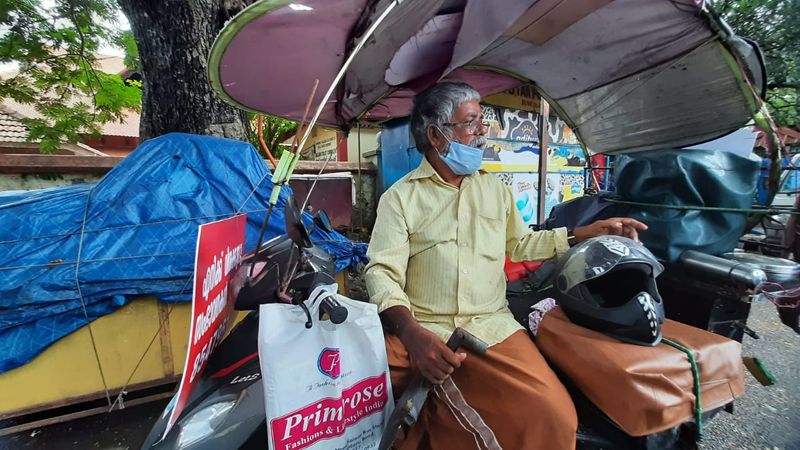 നീണ്ട അടച്ച് പൂട്ടലുകള്. അതിനിടെയില് ചെറുതായി നാടും നഗരവും തുറന്നപ്പോള് മെഡിക്കല് കോളേജുകളില് അദ്ദേഹം കയറിയിറങ്ങി. സ്വന്തം വൃക്ക വില്ക്കാനുണ്ടെന്നും വാങ്ങാന് ആളുണ്ടോയെന്ന് അന്വേഷിച്ചു. പക്ഷേ അദ്ദേഹത്തിന് ആരെയും കണ്ടെത്താന് കഴിഞ്ഞില്ല.
