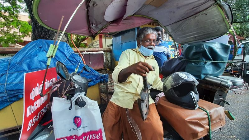 പരസ്യത്തിലെ പുതുമയില് തട്ടിയ ആരൊക്കെയോ അതിന്റെ ചിത്രങ്ങളും വീഡിയോകളും സമൂഹമാധ്യമങ്ങളില് പങ്കുവച്ചു. വാര്ത്തയായി. സാഹായങ്ങളായി... പക്ഷേ... മന്ത്രി ആന്റണി രാജുവും തൃക്കാക്കര എംഎല്എ ടി പി തോമസും തന്റെ പ്രശ്നങ്ങള് കേള്ക്കുകയും അവ പരിഹസിക്കാനാവശ്യമായ നടപടകളെടുക്കാമെന്നും ഉറപ്പ് നല്കിയെന്ന് റൊണാള്ഡ് പറയുന്നു.
