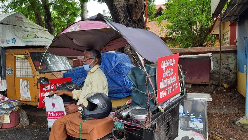 ജനപ്രതിനിധികള് നല്കിയ ഉറപ്പിനെ തുടര്ന്ന് റൊണാള്ഡ് തന്റെ വണ്ടിയില് വച്ചിരുന്ന കരളും വൃക്കയും വില്ക്കാനുണ്ട് എന്ന പരസ്യപ്പെടുത്തിയ ബോര്ഡ് എടുത്തുമാറ്റി. പകരം പഴയ തകര ഷീറ്റിലെഴുതിയ ' വിശപ്പിന്റെ സംഗീതം, സംഭാവന തരൂ' എന്ന ബോര്ഡ് വച്ചു.
