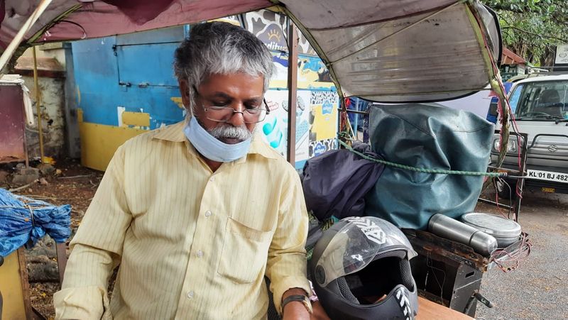 ആഹാരം കഴിക്കാന് വഴിയില്ലാതെ വന്നപ്പോള് കെട്ടിടം പണിക്കിടെ ബംഗാളി തൊഴിലാളികള് കഴിച്ച് കളഞ്ഞ എച്ചില് ഭക്ഷണം കഴിക്കാനെത്തിയ നാകളെ ഓടിച്ച് അതെടുത്ത് കഴിക്കേണ്ടി വന്ന അനുഭവം അദ്ദേഹം ഏഷ്യനെറ്റ് ന്യൂസിനോട് പങ്കുവച്ചു. കൊവിഡ് രോഗവ്യാപനം ഓരോ മനുഷ്യരിലുമുണ്ടാക്കിയ അനുഭവങ്ങള്... റേഷന് കാര്ഡില് പേരില്ലാത്ത, രജിസ്റ്ററില് നമ്പറുകളില്ലാത്ത മനുഷ്യര്ക്ക് കിറ്റുകള് പോലും അപ്രാപ്യമാകുന്ന കാലം കൂടിയാണിതെന്ന് റൊണാള്ഡ് പറയാതെ പറയുന്നു.
