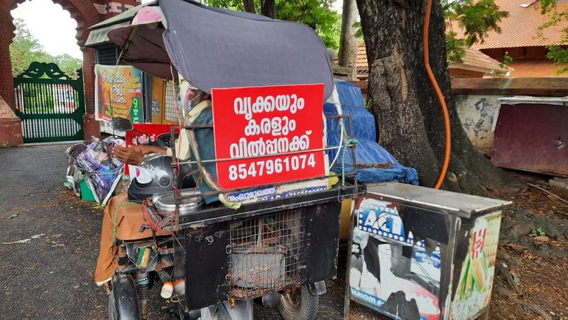 എന്നാല്, മന്ത്രിയും എംഎല്എയും സഹായഹസ്തം ഇന്ന്, കഴിക്കാനായി വാങ്ങിയ ഭക്ഷണം പോലും കഴിക്കാന് കഴിയുന്നില്ലെന്ന് അദ്ദേഹം പറയുന്നു. വയസ്സ് 59 ആയി. ആശുപത്രിയില് പോയി ഇനിയും ജീവിതം നീട്ടിക്കൊണ്ട് പോകാന് വയ്യ.മന്ത്രിയും എംഎല്എയും തന്ന ഉറപ്പില് അങ്ങേയറ്റം നന്ദിയുണ്ട്. പക്ഷേ അവരനുവദിച്ച സഹായം ലഭിക്കും വരെ കാത്തുനില്ക്കാന് താന് ഉണ്ടാകുമെന്ന് ഉറപ്പില്ലെന്നും അത്രമാത്രം അവശതയുണ്ടെന്നും അദ്ദേഹം പറയുന്നു.
