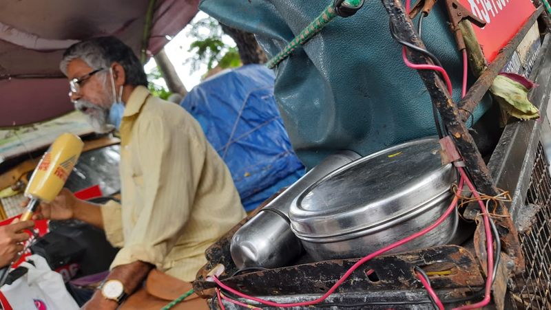 സ്ഥലം കണ്ടെത്തിക്കഴിഞ്ഞാല് വീട് വച്ച് തരാന് താല്പര്യപ്പെട്ട് ഒരു പ്രവാസി മലയാളി വിളിച്ചിരുന്നെന്ന് പിടി തോമസ് എംഎല്എ പറഞ്ഞു. എന്നാല് അത്രയും കാലം തനിക്ക് ജീവിച്ചിരിക്കാന് കഴിയുമെന്ന് തോന്നുന്നില്ലെന്നും റൊണാള്ഡ് ഏഷ്യാനെറ്റ് ന്യൂസിനോട് പറഞ്ഞു.
കൊവിഡ് മഹാമാരിയുടെ രണ്ടാംവരവിന്റെ ഈ കാലത്ത്, എല്ലാവരും മാസ്ക് ധരിച്ചും സാനിറ്റൈസ് ചെയ്തും സാമൂഹ്യ അകലം പാലിച്ചും വാക്സിന് എടുത്തും പ്രതിരോധത്തിന് തയ്യാറാവണമെന്ന് ഏഷ്യാനെറ്റ് ന്യൂസ് അഭ്യര്ത്ഥിക്കുന്നു. ഒന്നിച്ച് നിന്നാല് നമുക്കീ മഹാമാരിയെ തോല്പ്പിക്കാനാവും. #BreakTheChain #ANCares #IndiaFightsCorona
