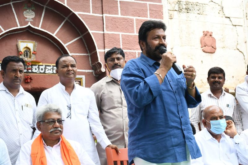 ಜಿಲ್ಲಾ ಉಸ್ತುವಾರಿ ಸಚಿವ ಬಿ.ಸಿ. ಪಾಟೀಲ್ ಸಂಸದರಾದ ಸಂಗಣ್ಣ ಕರಡಿ ಅವರು ಪ್ರದೀಪ್ ಗೌಡರಿಗೆ ಬಿಜೆಪಿ ಧ್ವಜ ನೀಡಿ ಸ್ವಾಗತಿಸಿದರು. 