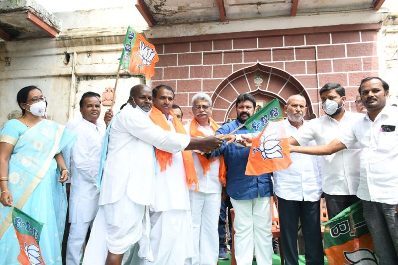 ಪ್ರದೀಪಗೌಡ ಮಾಲಿಪಾಟೀಲ್ ಅವರನ್ನು ಕೊಪ್ಪಳ ಜಿಲ್ಲೆಯ ಪಕ್ಷದ ಸ್ಥಳೀಯ ಮುಖಂಡರೊಂದಿಗೆ ಪಕ್ಷದ ಧ್ವಜ ನೀಡುವ ಮೂಲಕ ಅಧಿಕೃತವಾಗಿ ಪಕ್ಷಕ್ಕೆ ಬರಮಾಡಿಕೊಳ್ಳಲಾಯಿತು.