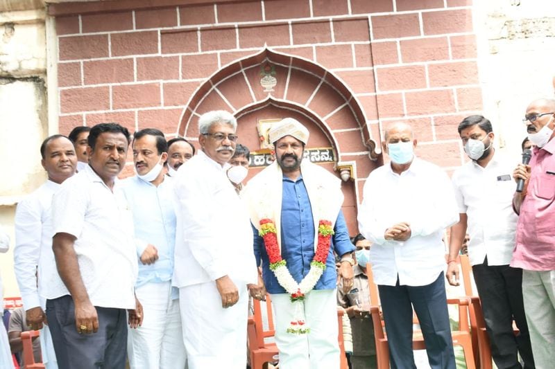 ಈ ಸಂದರ್ಭದಲ್ಲಿ ಮಹಾಂತೇಶ ಪಾಟೀಲ್ ನಗರಾಭಿವೃದ್ಧಿ ಅಧ್ಯಕ್ಷರು ಹಾಗೂ ಪಕ್ಷದ ಸ್ಥಳೀಯ ಮುಖಂಡರು, ಪದಾಧಿಕಾರಿಗಳು ಹಾಗೂ ಕಾರ್ಯಕರ್ತರು ಉಪಸ್ಥಿತರಿದ್ದರು.