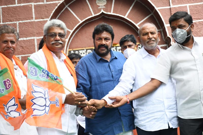 ಗ್ರಾಮದಲ್ಲಿ ಜರುಗಿದ ಸಮಾರಂಭದಲ್ಲಿ ಬಿಜೆಪಿ ಪಕ್ಷದ ತತ್ವ ಸಿದ್ಧಾಂತಗಳು ಹಾಗೂ ಕೇಂದ್ರದಲ್ಲಿ ಪ್ರಧಾನಿ ನರೇಂದ್ರ ಮೋದಿ ನಾಯಕತ್ವ, ಅಭಿವೃದ್ಧಿ ಕಾರ್ಯಗಳು ಮತ್ತು ರಾಜ್ಯದಲ್ಲಿ ಮುಖ್ಯಮಂತ್ರಿ ಬಿ.ಎಸ್. ಯಡಿಯೂರಪ್ಪ ಅವರ ಜನಪರ ಆಡಳಿತ ಮೆಚ್ಚಿ ಬಿಜೆಪಿಗೆ ಸೇರ್ಪಡೆಗೊಂಡ ಪ್ರದೀಪಗೌಡ ಮಾಲಿಪಾಟೀಲ್ 