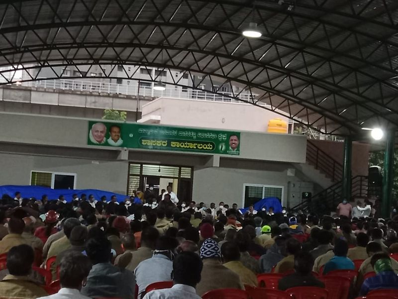 ನಾಳೆಯೂ ಲಸಿಕೆ ಆರೋಗ್ಯ ಕೇಂದ್ರಲ್ಲಿ ಇರದ ಕಾರಣ,ಜನರಿಗೆ ಆಗುತ್ತಿರುವ ಅನಾನುಕೂಲವನ್ನ ಸರ್ಕಾರದ ಗಮನಕ್ಕೆ ತರುವುದಾಗಿ ಈ ಸಂದರ್ಭದಲ್ಲಿ ತಿಳಿಸಿದರು. 