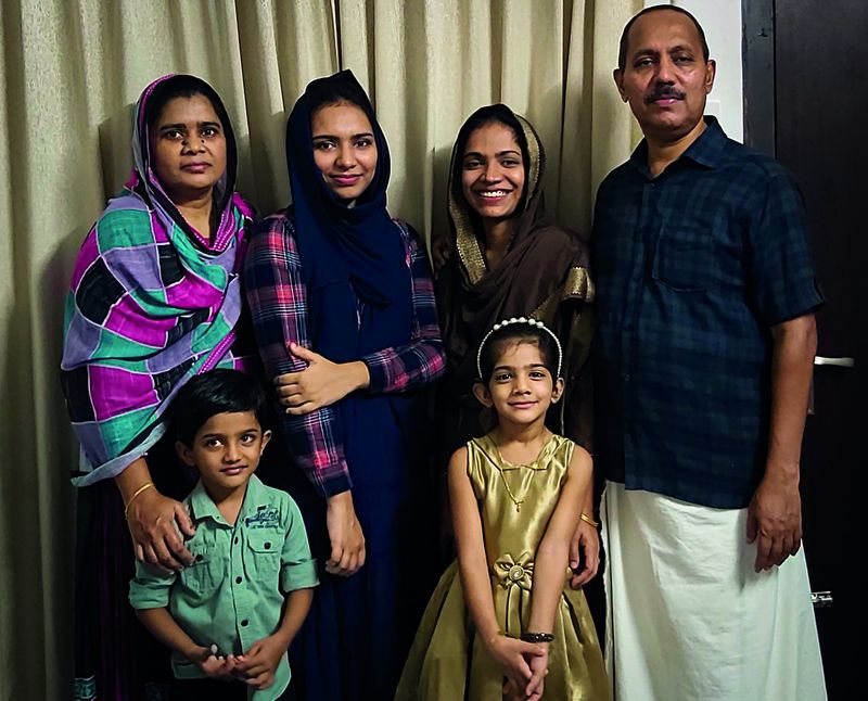 കാലത്തിനനുസരിച്ച് തന്റെ വരയിൽ മാറ്റം വരുത്തിക്കൊണ്ടുവന്ന ഇസ്ഹാഖ് ജീവവായു പോലെയാണ് തനിക്ക് വരയെന്നും ഏഷ്യാനെറ്റ് ന്യൂസ് ഓണ്ലൈനോട് പറഞ്ഞു. (ആരിഫയും കുടുംബവും).
കൊവിഡ് മഹാമാരിയുടെ രണ്ടാംവരവിന്റെ ഈ കാലത്ത്, എല്ലാവരും മാസ്ക് ധരിച്ചും സാനിറ്റൈസ് ചെയ്തും സാമൂഹ്യ അകലം പാലിച്ചും വാക്സിന് എടുത്തും പ്രതിരോധത്തിന് തയ്യാറാവണമെന്ന് ഏഷ്യാനെറ്റ് ന്യൂസ് അഭ്യര്ത്ഥിക്കുന്നു. ഒന്നിച്ച് നിന്നാല് നമുക്കീ മഹാമാരിയെ തോല്പ്പിക്കാനാവും. #BreakTheChain #ANCares #IndiaFightsCorona
