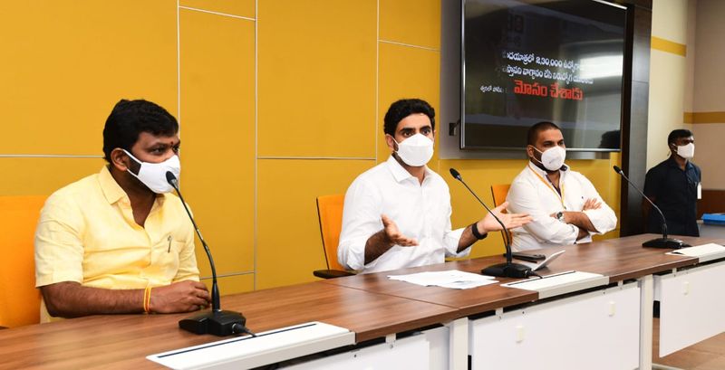 మంగళగిరిలోని టిడిపి కార్యాలయంలో నిరుద్యోగ యువతతో లోకేష్ సమావేశమయ్యారు. ఈ సందర్భంగా ఆయన మాట్లాడుతూ... ఓ సినిమాలో బ్రహ్మానందం రూపాయి వేసి పండగ చేస్కోమంటారు....అలాగే జగన్ రెడ్డి కూడా 36 గ్రూప్1,2 ఉద్యోగాలు ముష్ఠి వేస్తున్నా పండగ చేస్కోమంటున్నారని ఎద్దేవా చేశారు. ఎన్నికల ముందు జాబు రావాలి అంటే బాబు పోవాలి అని సెటైర్లు వేసారు...ఇప్పుడు జాదూ రెడ్డి మొఖం చూసి కంపెనీలు అన్నీ పక్క రాష్ట్రాలకు పారిపోతున్నాయన్నారు. జే ట్యాక్స్ దెబ్బకి రెండేళ్ల పాలనలో ఒక్క ప్రైవేట్ కంపెనీ కూడా ఆంధ్రపదేశ్ వైపు చూడలేకపోగా రిలయన్స్, ఫ్రాంక్లిన్ టెంపుల్టన్, ట్రైటాన్, లులూ,అదానీ ఇలా అనేక కంపెనీలు ఆంధ్రప్రదేశ్ కి బై బై చెప్పేసాయన్నారు. ప్రైవేట్ కంపెనీలు రావు... ప్రభుత్వ ఉద్యోగాలు లేవు అంటూ ఆందోళన వ్యక్తం చేశారు.