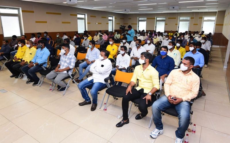 ''గ్రామ,వార్డు సచివాలయం - 1.21 లక్షలు. పేపర్ లీక్ చేసి, వైకాపా కార్యకర్తలకు అమ్ముకున్నారు. ఆర్టీసి ఉద్యోగులు - 58 వేల మంది వీరంతా దశాబ్దాలుగా ఉద్యోగం చేస్తున్నారు. కోవిడ్ నియామకాలు - 26 వేలు. ఇవి తాత్కాలిక ఉద్యోగాలే. ఆప్కోస్ - 95 వేల మంది ఇందులో అత్యధికం మద్యం షాపుల్లో పని చేసే వారు. ఇవన్నీ తీసేస్తే నిజమైన అర్హులకు వచ్చిన ఉద్యోగాలు 15 వేల లోపే. అవి కూడా కాంట్రాక్టు, అవుట్ సోర్సింగ్ కలిపి. ఉద్యోగాలు ఇచ్చింది లేకపోగా టిడిపి హయాంలో ప్రవేశ పెట్టిన ముఖ్యమంత్రి యువనేస్తం 2వేల నిరుద్యోగ భృతి పథకాన్ని రద్దు చేసారు'' అని మండిపడ్డారు.