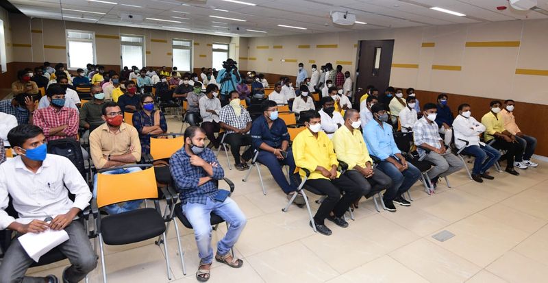 ''2.30 లక్షల ఉద్యోగాలు ప్రకటిస్తారని ఆశ పెట్టుకున్న నిరుద్యోగులు స్తోమతకి మించి, అప్పులు చేసి మరీ కోచింగ్ తీసుకున్నారు. ఇప్పుడు వారంతా తిరిగి ఊరు వెళ్లలేక, అమ్మానాన్నలకు మొఖం చూపించలేక ఆందోళనలో ఉన్నారు. రెండేళ్ల జాదూ రెడ్డి పాలనలో నిరుద్యోగం పెరిగిపోయింది. ప్రభుత్వ, ప్రైవేట్ ఉద్యోగాలు రాక 300 మంది నిరుద్యోగ యువత ఆత్మహత్యలకు పాల్పడ్డారు. సెంటర్ ఫర్ మానిటరింగ్ ఇండియన్ ఎకానమీ (సిఎంఐఈ) తాజా నివేదిక ప్రకారం చదువుకున్న వారిలో ఆంధ్రప్రదేశ్ నిరుద్యోగ రేటు 38% ఉంది. దక్షిణాది రాష్ట్రాలతో పోల్చుకుంటే మన రాష్ట్ర నిరుద్యోగ రేటు ఎక్కువ. దేశంలోనే నిరుద్యోగ రేటు ఎక్కువుగా ఉన్న రాష్ట్రాలలో ఏపీ 4వ స్థానంలో ఉంది'' అంటూ లోకేష్ ఆందోళన వ్యక్తం చేశారు.
