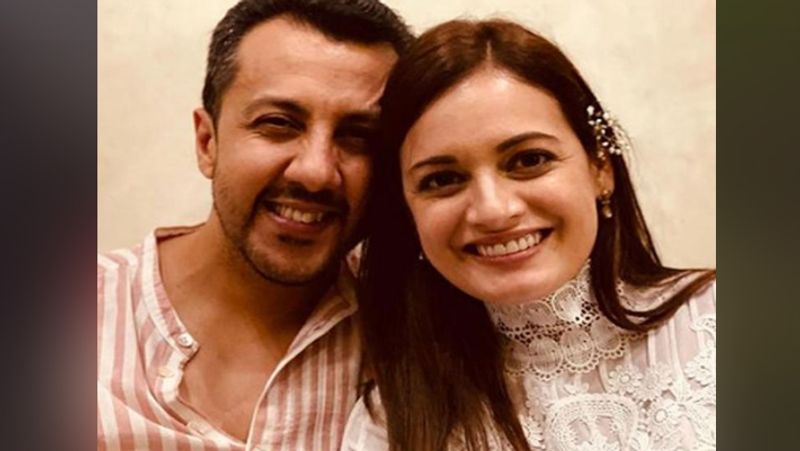 दीया ने भी ट्रोल करने वालों को ऐसा जवाब दिया था कि उनका मुंह बंद हो गया था। उन्होंने कहा था- पहले तो ये समझना जरूरी है कि हम शादी इसलिए नहीं करते क्योंकि हमें बच्चे चाहिए होते हैं। हम इसलिए शादी करते हैं क्योंकि हमने आपसी सहमति से ये तय किया है कि हमें साथ में जीवन बिताना है। जब हम लोग अपनी शादी प्लान कर रहे थे तब मैंने ये पाया कि मैं प्रेग्नेंट हूं लेकिन मैरिज का प्लान हमारा पहले से था। शादी का मेरी प्रेग्नेंसी से कोई लेना नहीं है।