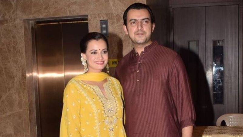 दीया मिर्जा ने अपने पति साहिल संघा के साथ अपना रिश्ता खत्म होने पर कहा था- मेरे माता-पिता 34 साल पहले ही अलग हो गए थे। ऐसे में जब मेरी शादी टूटने की बारी आई तो मैंने खुद से ही कहा कि जब मैं साढ़े चार साल की उम्र में अपने पेरेंट्स के अलग होने का दर्द झेल सकती हूं तो 37 की उम्र में अपने तलाक से क्यों नहीं उबर पाऊंगी?