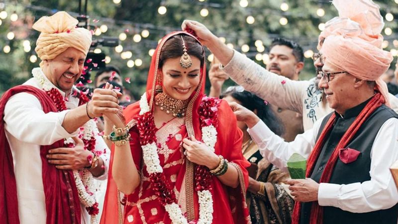 बता दें कि दीया और साहिल दोनों फिल्म इंडस्ट्री से ताल्लुक रखते हैं। करीब 11 साल तक रिलेशनशिप में रहने के बाद फाइनली अगस्त, 2019 में दोनों अलग हो गए। दीया और साहिल संघा की पहली मुलाकात 2009 में हुई थी। वैसे, दीया और साहिल की लव स्टोरी बेहद इंटरेस्टिंग है। वहीं, इसी साल दीया ने 15 फरवरी को दीया ने बिजनसमैन और इन्वेस्टर वैभव रेखी से शादी की थी। 