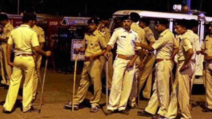 23-year-old woman stripped naked by her husband in the middle of the street .. 18 arrested. Finish for false love. 23-year-old woman stripped naked by her husband in the middle of the street .. 18 arrested. Finish for false love.