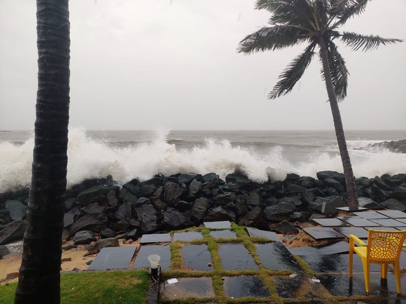 ಸಮುದ್ರ ತೀರದಲ್ಲಿ ದಡಕ್ಕೆ ಅಪ್ಪಳಿಸುತ್ತಿರುವ ಭಾರೀ ಗಾತ್ರದ ಅಲೆಗಳು