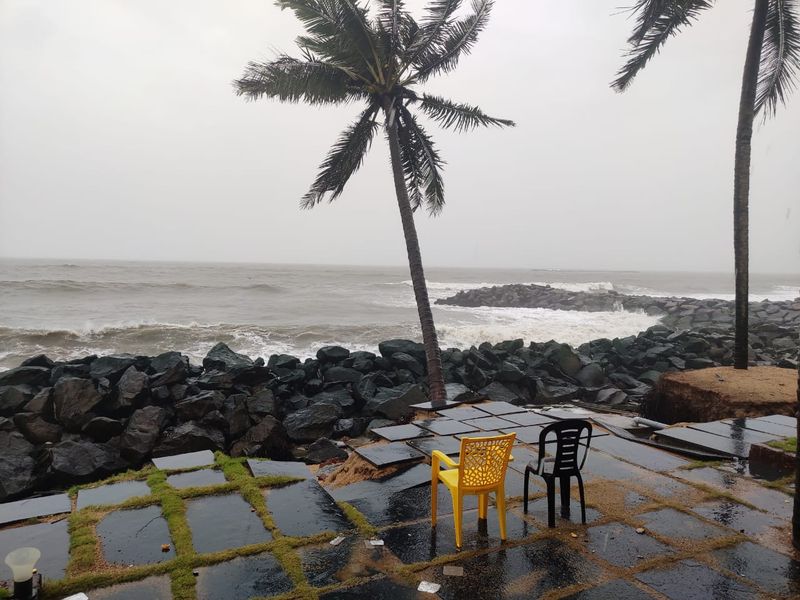 ಇಲ್ಲಿನ ಬೀಚ್ ನೋಡೋಕೆ ಅಂತ ಬಂದಿದ್ದು, ಆದ್ರೆ ಮಳೆಯಿಂದಾಗಿ ಡೇಂಜರ್ ಆಗಿದೆ