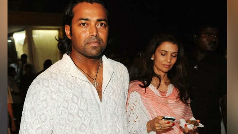 2004 में दोनों के बीच विवादों की खबर सामने आई थी। उस वक्त रिया ने पेस और उनके पिता पर घरेलू हिंसा का केस दर्ज करवाया था। पेस ने कहा कि उन्होंने कभी रिया से शादी ही नहीं की। रिया का कहना था कि बेटी आयना को ब्रेन ट्यूमर था और वो 2009 से न सिर्फ अपना घर मेंटेन कर रही हैं बल्कि बेटी की भी परवरिश कर रही हैं। इस वजह से वह कंगाल हो गई हैं और दोस्तों से उधार लेकर घर चला रही हैं।