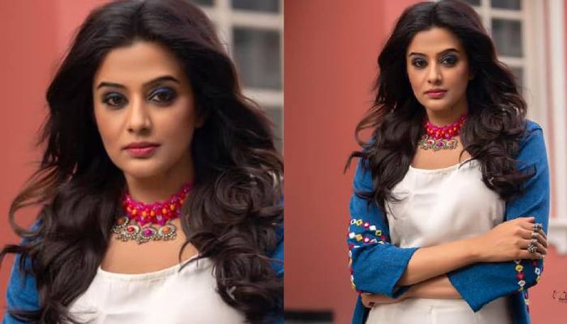 സോഷ്യല് മീഡിയയിലും വളരെ അധികം സജ്ജീവമാണ് പ്രിയാമണി. താരം പങ്കുവയ്ക്കുന്ന ചിത്രങ്ങളൊക്കെ സമൂഹ മാധ്യമങ്ങളില് ശ്രദ്ധ നേടാറുമുണ്ട്. 