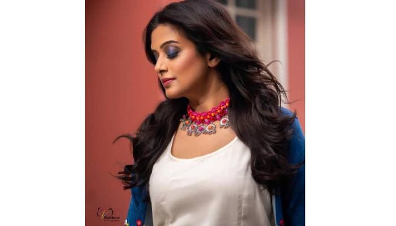തന്റേതായ ഫാഷന് കയ്യൊപ്പും രേഖപ്പെടുത്താന് പ്രിയാമണി എപ്പോഴും ശ്രമിക്കാറുണ്ട്.