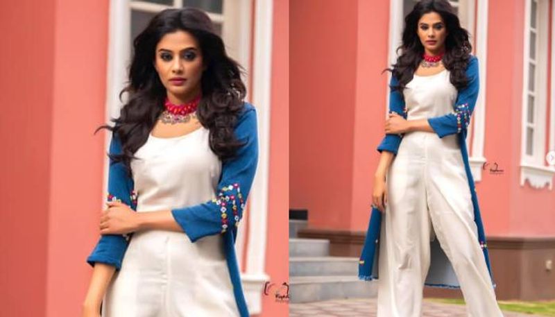 വൈറ്റ് കോഡ് സെറ്റും ബ്ലൂ ജാക്കറ്റും ധരിച്ച് സ്റ്റൈലിഷ് ലുക്കിലാണ് താരം.