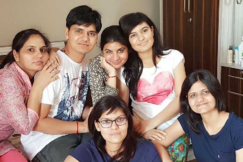 तीनों बहनों को सोशल मीडिया पर बधाई मिल रहीं हैं। भारतीय वन सेवा की अधिकारी परवीन कस्वां ने ट्विटर पर तीनों की एक तस्वीर शेयर कर उन्हें बधाई दी है। साथ ही लिखा-तीनों बहनें ने इतिहास रचा है, माता-पिता और अपने गांव का नाम रोशन किया है, इस किसान परिवार की अब पांचों बेटियां अफसर बन गई हैं। बता दें कि वन अधिकारी परवीन के द्वारा किए गए ट्वीट को अब तक 5,000 से ज्यादा लाइक्स मिल चुके हैं और बधाई वाले कमेंट्स मिल चुके हैं।