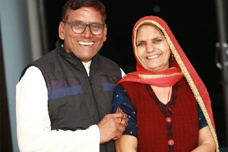 किसान सहदेव सहारन की सबसे बड़ी बेटी रोमा ने बताया कि आस पड़ोस वाले और रिश्तेदार अक्सर माता-पिता को ताना देते थे कि क्यों बेटियों पर पैसा खर्च कर रहे हो। आखिर एक दिन उनको शादी के बाद रोटियां ही तो बनाना है। इतना पढ़ा-लिखाकर क्या करोगे। लेकिन हमारे पापा ने समाज के लोगों की कोई परवाह नहीं की और उनसे जितना हो सकता था उससे कहीं ज्यादा हमारे लिए क्या। अगर वह हम बहनों के पीछे अपना त्याग-समर्पण नहीं करते तो शायद हमको यह सफलता नहीं मिलती।