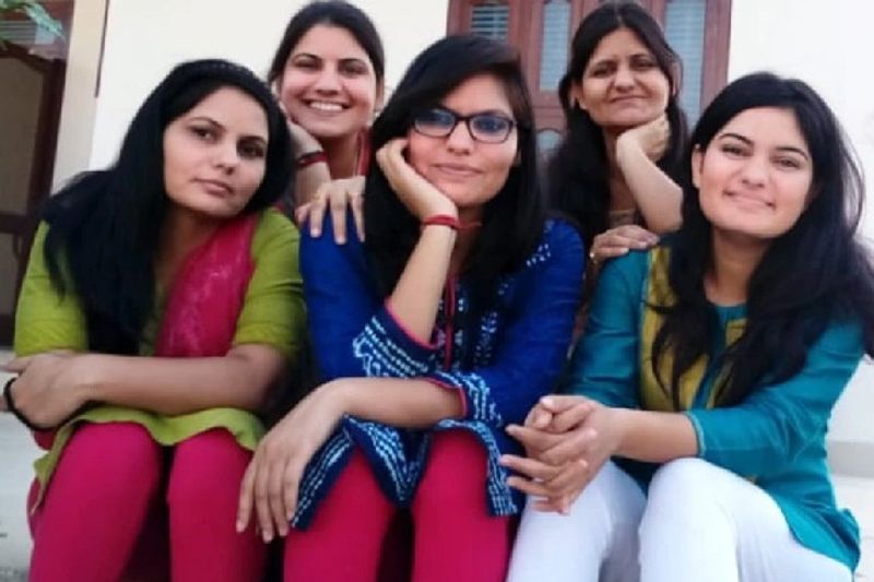  राजस्थान प्रशासनिक सेवा में तीनों बहन के चयन के बाद पूरे हनुमानगढ़ जिले में खुशी की लहर दौड़ गई है। किसान सहदेव सहारन के घर बधाई देने वालों का तांता लगा हुआ है। हर कोई यही कह रहा है कि आपकी बेटियों ने बता दिया है कि वह बोझ नहीं, वरदान होती हैं। वहीं इन बेटियों के माता-पिता की खुशी का ठिकाना नही हैं।