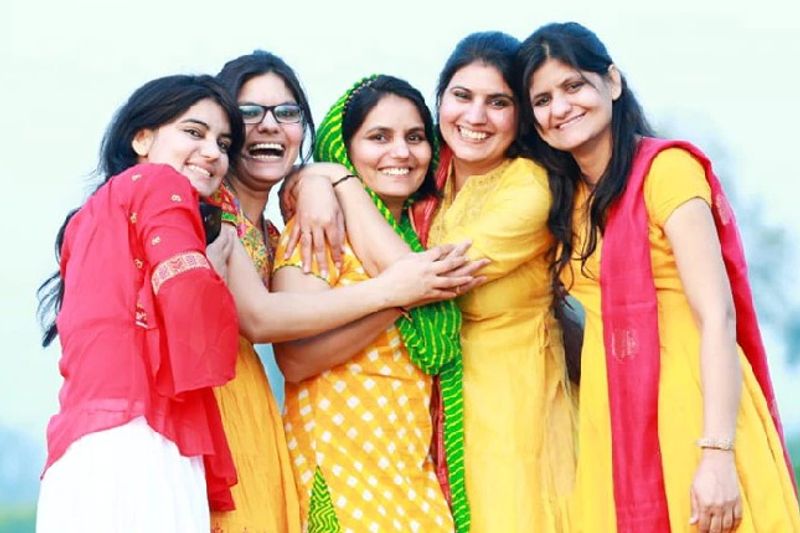 दरअसल, एक साथ सफलता की सीढ़ी चढ़ने वाली ये तीन बहनें रावतसर तहसील के भैरूसरी गांव में रहने वाले किसान सहदेव सहारन की बेटियां हैं। जिनके नाम रीतू, सुमन और अंशु हैं। इस परिवार की दो बेटियां पहले से ही सरकारी नौकरी में अलग-अलग विभाग में अधिकारी हैं। बड़ी बहन मंजू का चयन 2012 में सहकारिता विभाग में हुआ, जबकि रोमा का आरएएस में 2011 में हो चुका है। 