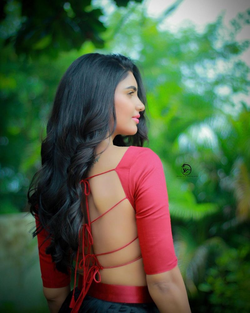 సీరియల్ నటిగా ఒకటి రెండు సీరియల్స్ లో నటించినా వర్షకు సరైన గుర్తింపు రాలేదు. దీనితో మోస్ట్ పాపులర్ కామెడీ షో జబర్దస్త్ షోకి ఎంట్రీ ఇచ్చింది. రావడమే వర్ష గ్లామర్ కి ప్రేక్షకులు పడిపోయారు. సన్నజాజి తీగలాంటి నడుము కలిగిన పొడుగు సుందరి ఎవరా అంటూ మాయలో పడిపోయారు.