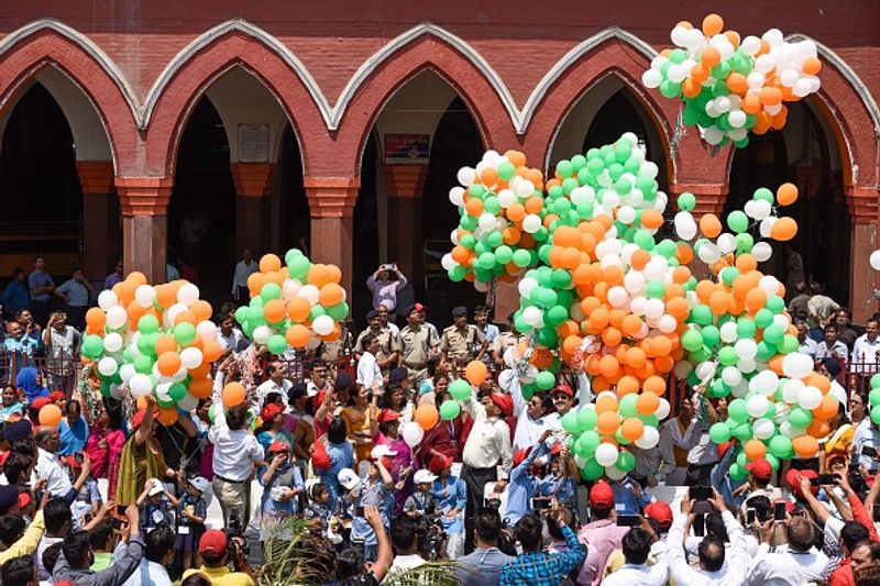 പറത്തിവിടുന്ന ബലൂണുകള് ജലാശയത്തിലും കാട്ടിലും എത്തിചേരുന്നത് പരിസ്ഥിതിക്ക് ഒരുപോലെ പ്രശ്നമാണെന്നും ഇവര് ചൂണ്ടിക്കാട്ടുന്നു. കുടുംബാംഗങ്ങളുടെ വിയോഗത്തെ തുടര്ന്ന് ശവസംസ്കാര വേളകളില് ബലൂണ് പറത്തിവിടുന്നത് വിക്ടോറിയ പോലുള്ള സംസ്ഥാനങ്ങളില് പ്രധാന പരിപാടിയാണ്. 