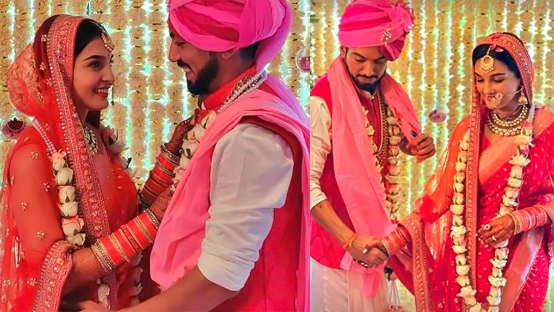 वहीं, उनके दूल्हे राजा लवेश ने व्हाइट कलर के कुर्ता-पायजामे के साथ रेड कलर का नेहरू जैकेट पहना। इसके साथ ही उन्होंने अपने लुक को पिंक कलर के दुपट्टे और साफा से कम्प्लीट किया। 