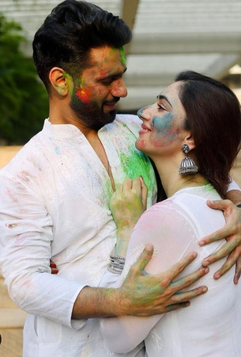 যে অ্যালবামের গানগুলির মিউজিক কম্পোজ করেছিলেন হিন্দি ছবির জনপ্রিয় সুরকার সাজিদ ওয়াজিদ। ওই একই বছরে শ্রেয়া ঘোষালের সঙ্গে 'শাদি নাম্বার ওয়ান' ছবিতে 'গড প্রমিস দিল ডোলা' গানটির প্লে-ব্যাক করেন। 