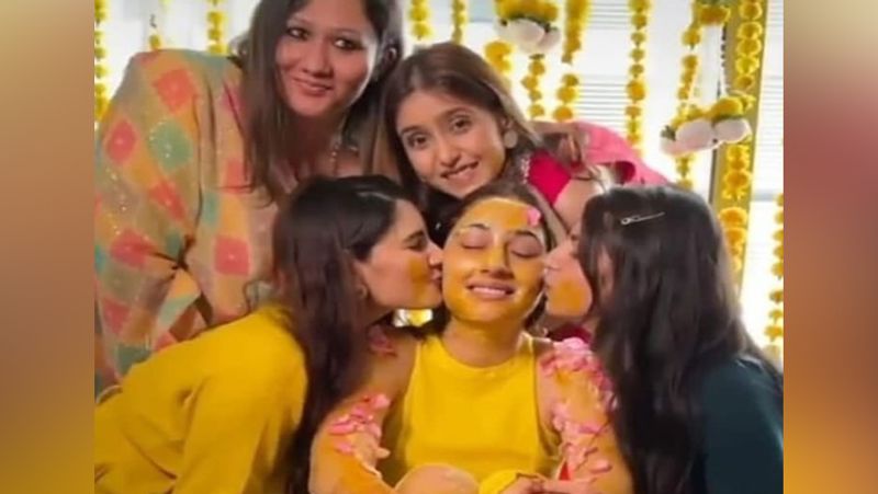 हल्दी सेरेमनी में दिशा परमार की सहेलियां उनके साथ थी। सभी ने मिलकर उन्हें हल्दी लगाई और फिर दिशा के साथ पोज दिए।