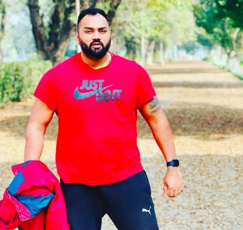 ১৯৯৪ সালের ১৩ই নভেম্বর পাঞ্জাবের মোগা জেলার খোসাপান্ডো গ্রামে জন্ম গ্রহণ করেন তাজিন্দর পাল সিং তুর। কৃষক পরিবারের জন্ম হলেও ছোট বেলা থেকেই খেলা ধুলার প্রতি খুব আকর্ষণ ছিল তার।
