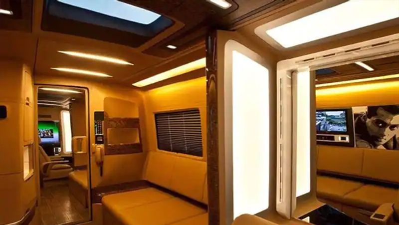 सलमान की वैन में सीट्स के लिए टॉप क्वॉलिटी का लेदर इस्तेमाल किया गया है।