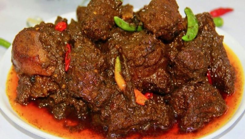 কষা মাংস
বাঙালি রান্না যদি চেখে দেখতে চান, তবে পাতে কষা মাংস মাস্ট। তার সাথে সাদা ভাত হোক, বা বাসন্তী পোলাও। চয়েস আপনার। কিন্তু কষা মাংস বাঙালির পাতে অনেকটা সেই ভারতীয় দলে বিরাট কোহলির উপস্থিতির মত। টেস্ট বা ওয়ান ডে বা টি-২০। সবেতেই এক নম্বরে কষা মাংস। 