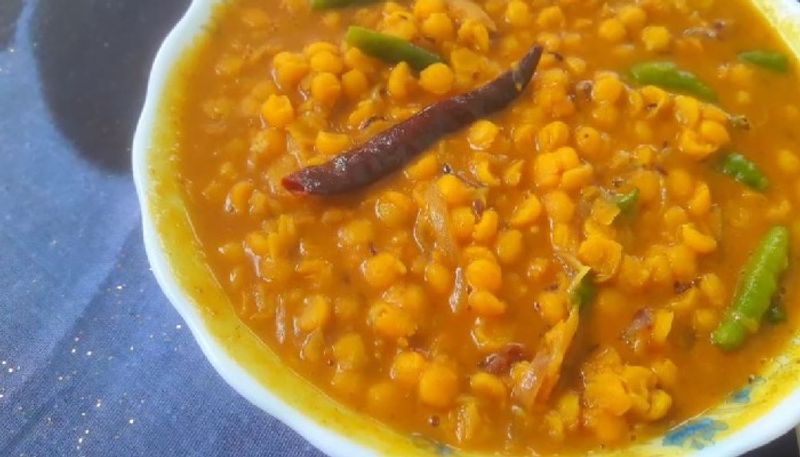 ছোলার ডাল
লুচির কথা বললাম, আর ছোলার ডাল থাকবে না? এরা তো সচিন সৌরভ জুটি। একজনকে বাদ দিয়ে আরেক জন ওপেনিং ব্যাট করতেই নামে নাষ বাঙালির পাতে লুচি ছোলার ডাল অবিস্মরণীয় জুটি, অনেকটা উত্তম সুচিত্রা গোছের নস্টালজিয়া মাখানো এই খাবার