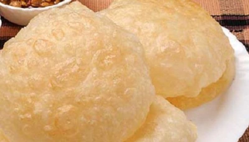 লুচি
রবিবারের সকালের বাঙালির জলখাবার। লুচি বিনে রবিবার যেন মণি হারা ফণি। কাব্য না করে বললেও লুচি ছাড়া বাঙালি অচল বলাই যায়। এর সঙ্গে কিন্তু পুরি বা কচুরি গুলিয়ে ফেললে চলবে না। এ হল নিখাদ ভেতো বাঙালির প্রাণাধিক প্রিয় লুচি। কোনও পুর দিলে চলবে না। নরম ময়ামে পাতলা পাতলা ফুলকো লুচি বাঙালির পাতের সিগনেচার স্টাইল মশাই। 
