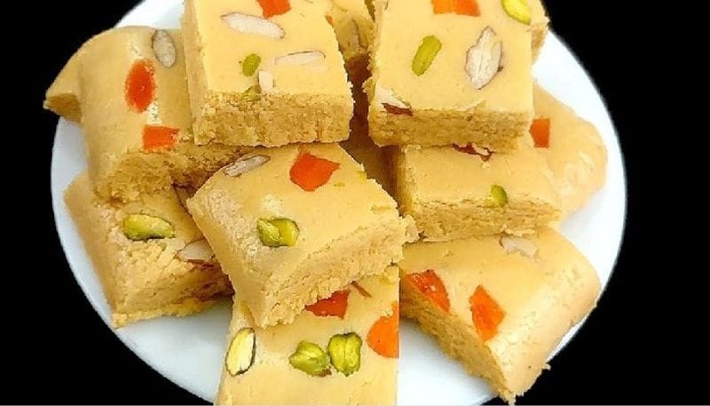 সন্দেশ
মিষ্টি খাবেন? ফার্স্ট চয়েস সন্দেশ। হরেক রকমের, হরেক রংয়ের, হরেক ফ্লেভারের, হরেক সাইজের সন্দেশ পেয়ে যাবেন ছোট বড় যে কোনও মিষ্টির দোকানে। বাঙালির পাতে আর কিছু থাকুক না থাকুক একটা সন্দেশ ঠিক পেয়ে যাবেন আপনি। 