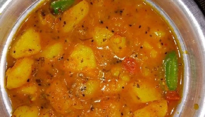 আলুর তরকারি
বাড়িতে সবজি কিছু নেই? মা কাকীমাদের মোক্ষম অস্ত্র আলুর তরকারি। মুড়ি থেকে লুচি, সবেতেই এই আলুর তরকারি হিট জুড়ি। সামান্য কালো জিরে কাঁচা লঙ্কা দিয়ে তৈরি ডুমো ডুমো আলুর মাখা ঝোল হাত চেটে পাত চেটে খায় বাঙালি। 