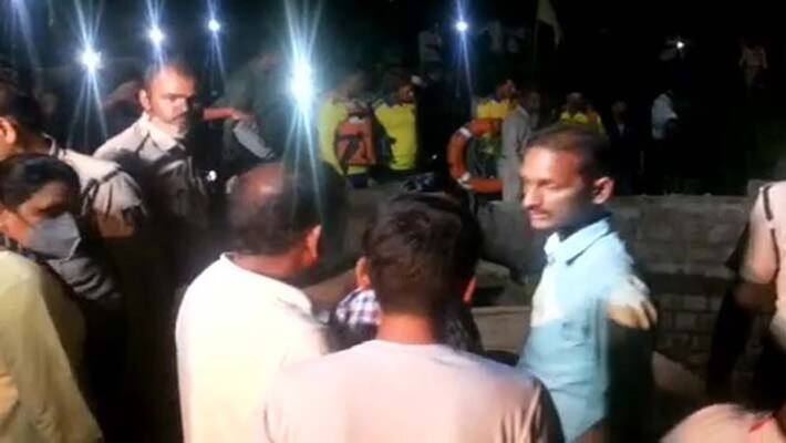 Big Accident in Madhya pradesh Vidisha district, more than dozen people fall in a well in Ganjbasoda DHA Big Accident in Madhya pradesh Vidisha district, more than dozen people fall in a well in Ganjbasoda DHA