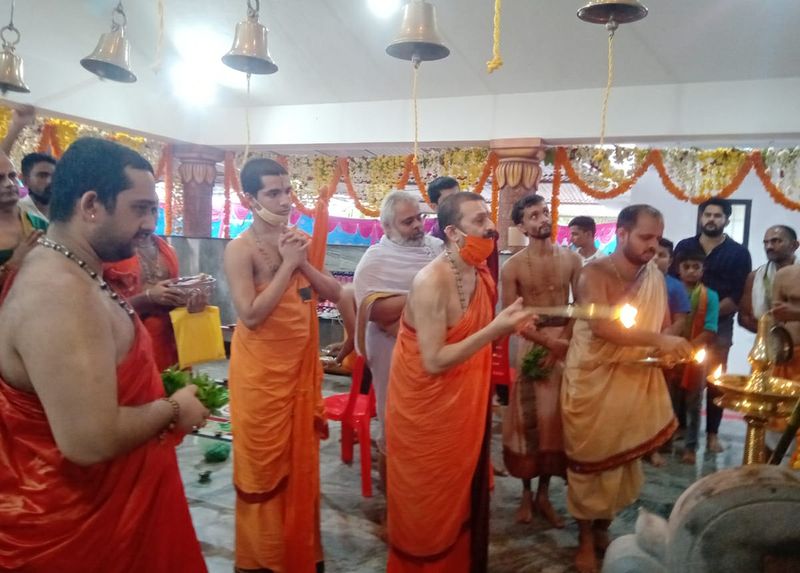 ಉಡುಪಿ ಶ್ರೀಪಲಿಮಾರು ಮಠದ ಹಿರಿಯ ಯತಿ ಶ್ರೀ ವಿದ್ಯಾಧೀಶತೀರ್ಥ ಶ್ರೀಪಾದರು ದೇವಳಕ್ಕೆ ಆಗಮಿಸಿ ಶ್ರೀ ಸಿದ್ದಿವಿನಾಯಕನಿಗೆ ಆರತಿ ಬೆಳಗಿಸಿ ಆಶೀರ್ವಚನ ನೀಡಿದರು ಮತ್ತು ಧಾರ್ಮಿಕ ಸೌಹಾರ್ದತೆ ಮೆರೆದ ಗ್ಯಾಬ್ರಿಯಲ್ ನಜ್ರೆತ್ ಅವರನ್ನು ಶ್ಲಾಘಿಸಿದರು. 